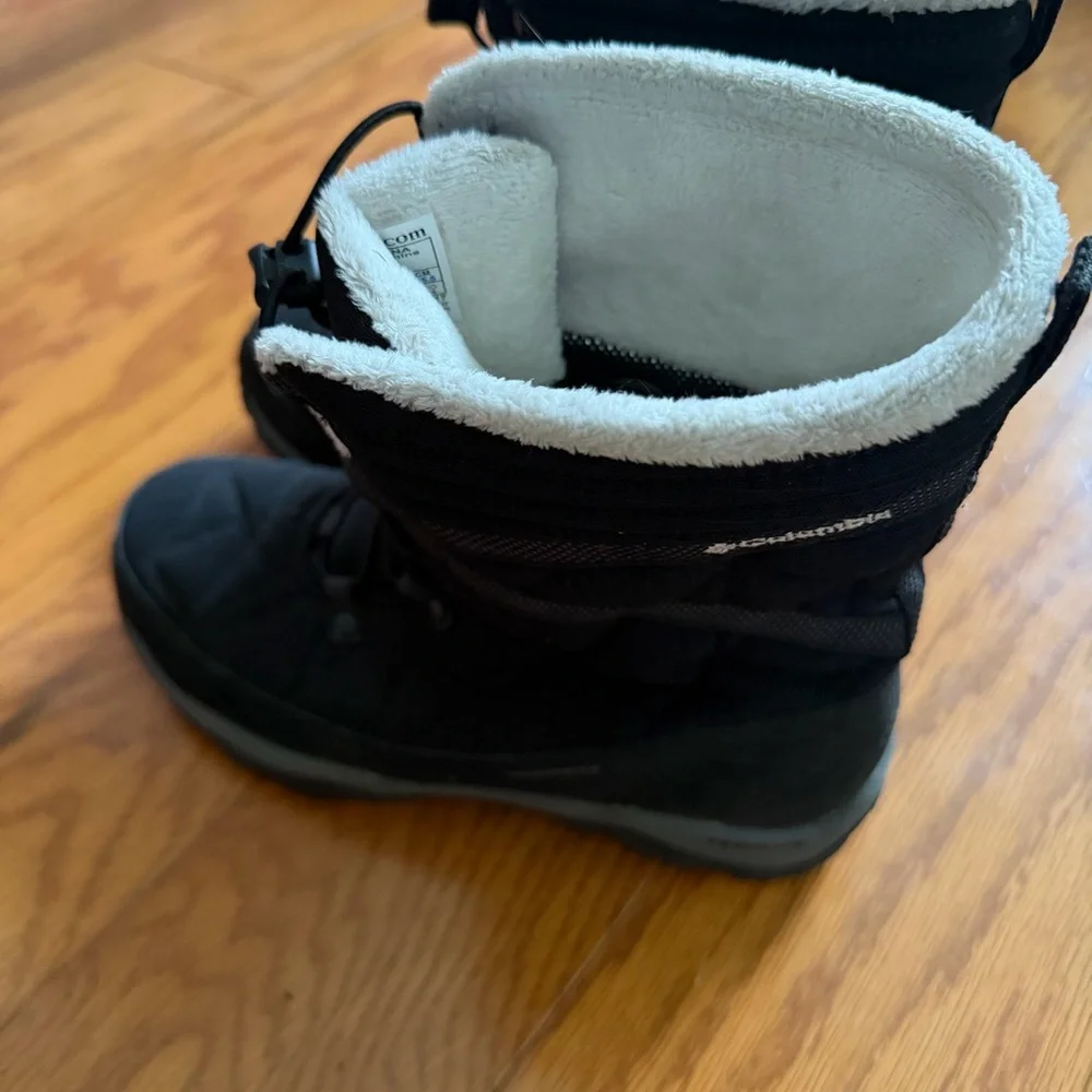 Columbia Black and White Women's Winter Snow Boots 8.5 waterproof techlite
